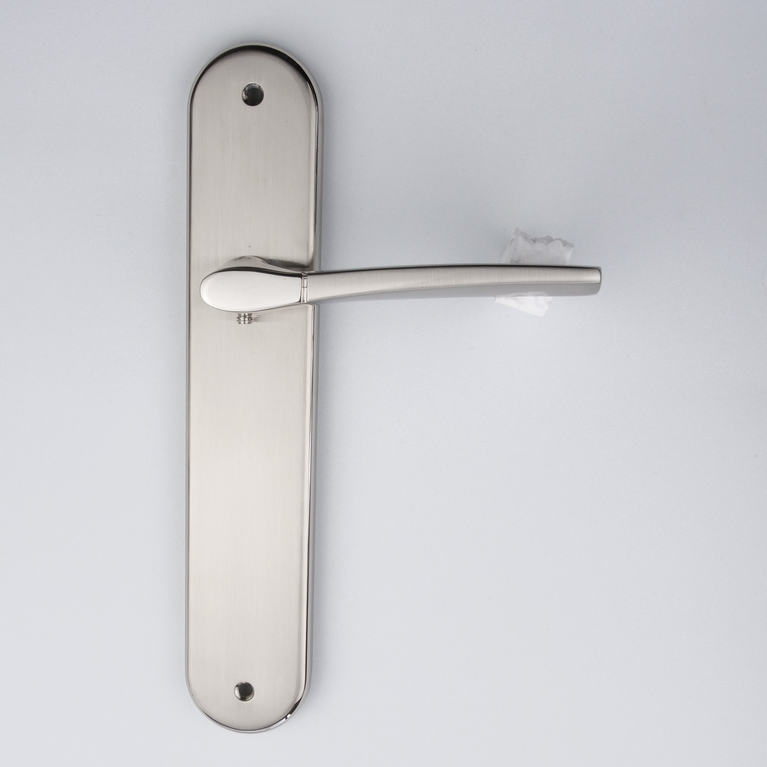 Puxador modelo '830' com placa oval em zamak acabamento bicolor para portas 