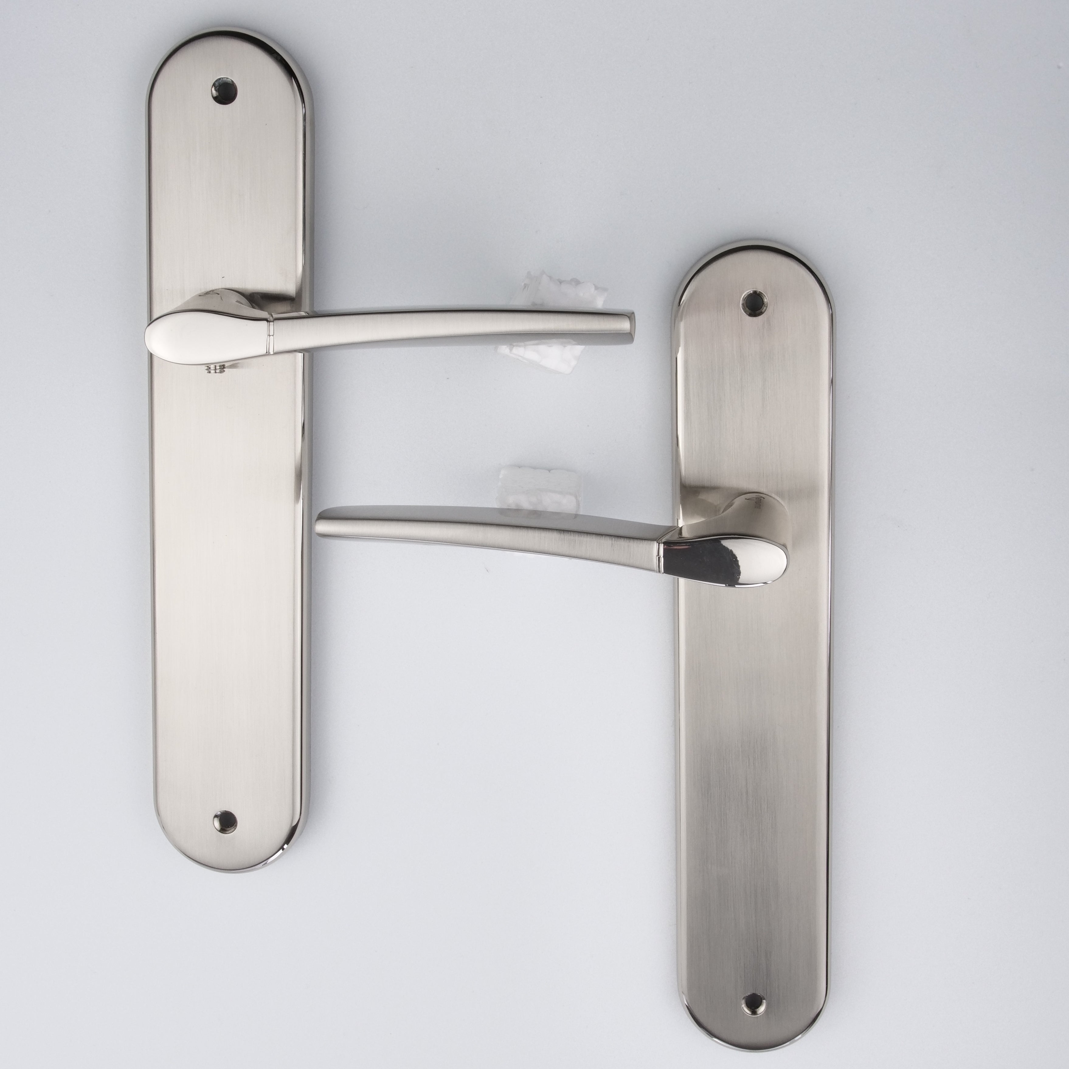 Puxador modelo '830' com placa oval em zamak acabamento bicolor para portas 