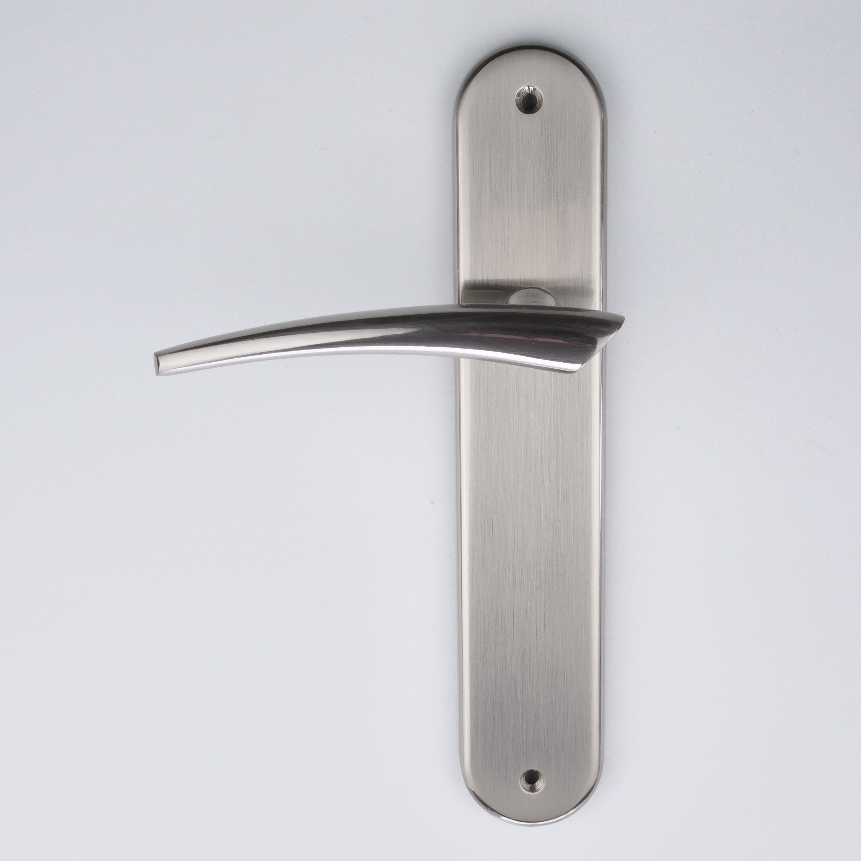 Puxador vanguardista com placa oval em acabamento níquel acetinado para portas modelo '330' 