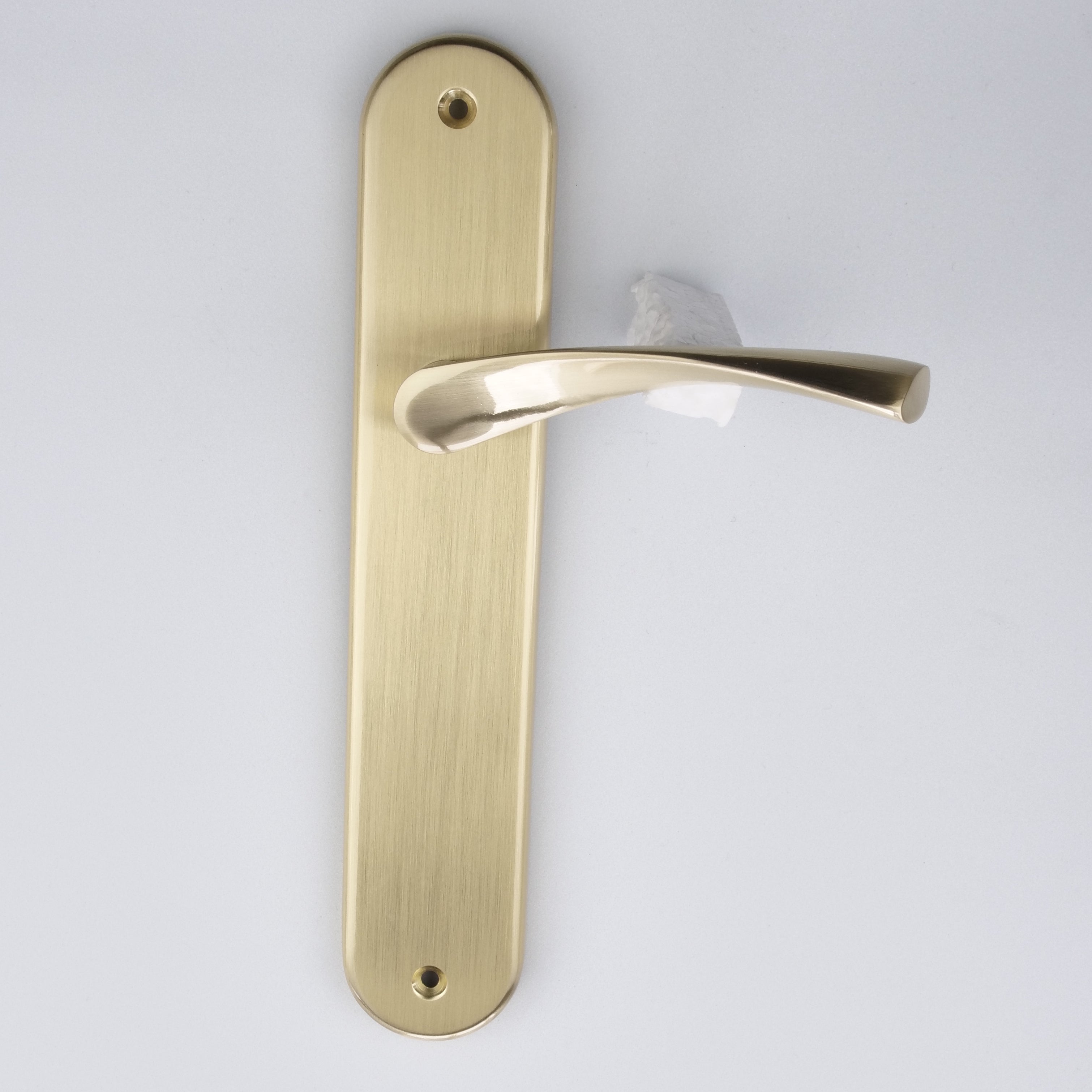 Cabo modelo '136' com placa oval em zamak acabamento ouro acetinado 