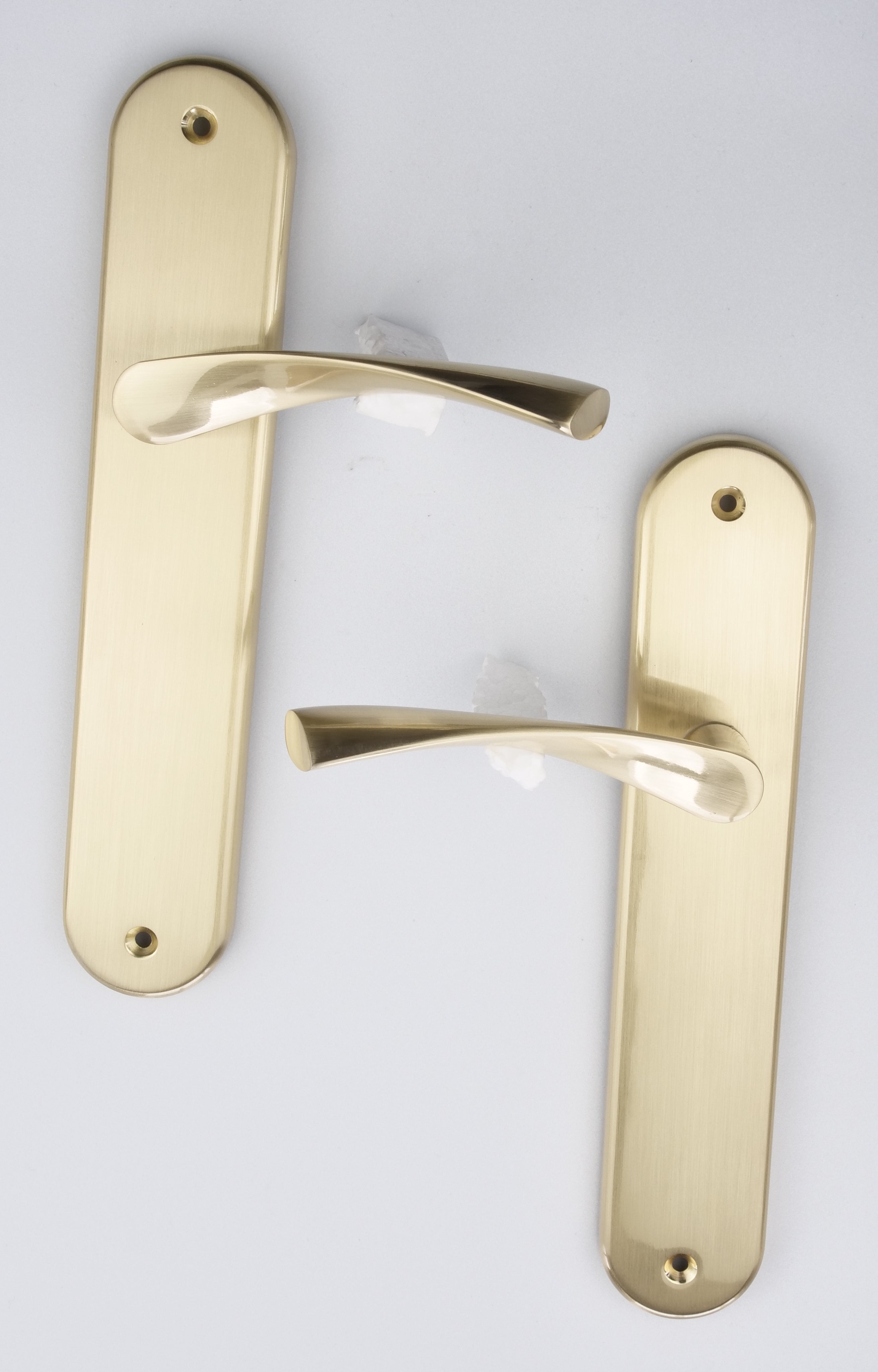 Cabo modelo '136' com placa oval em zamak acabamento ouro acetinado 