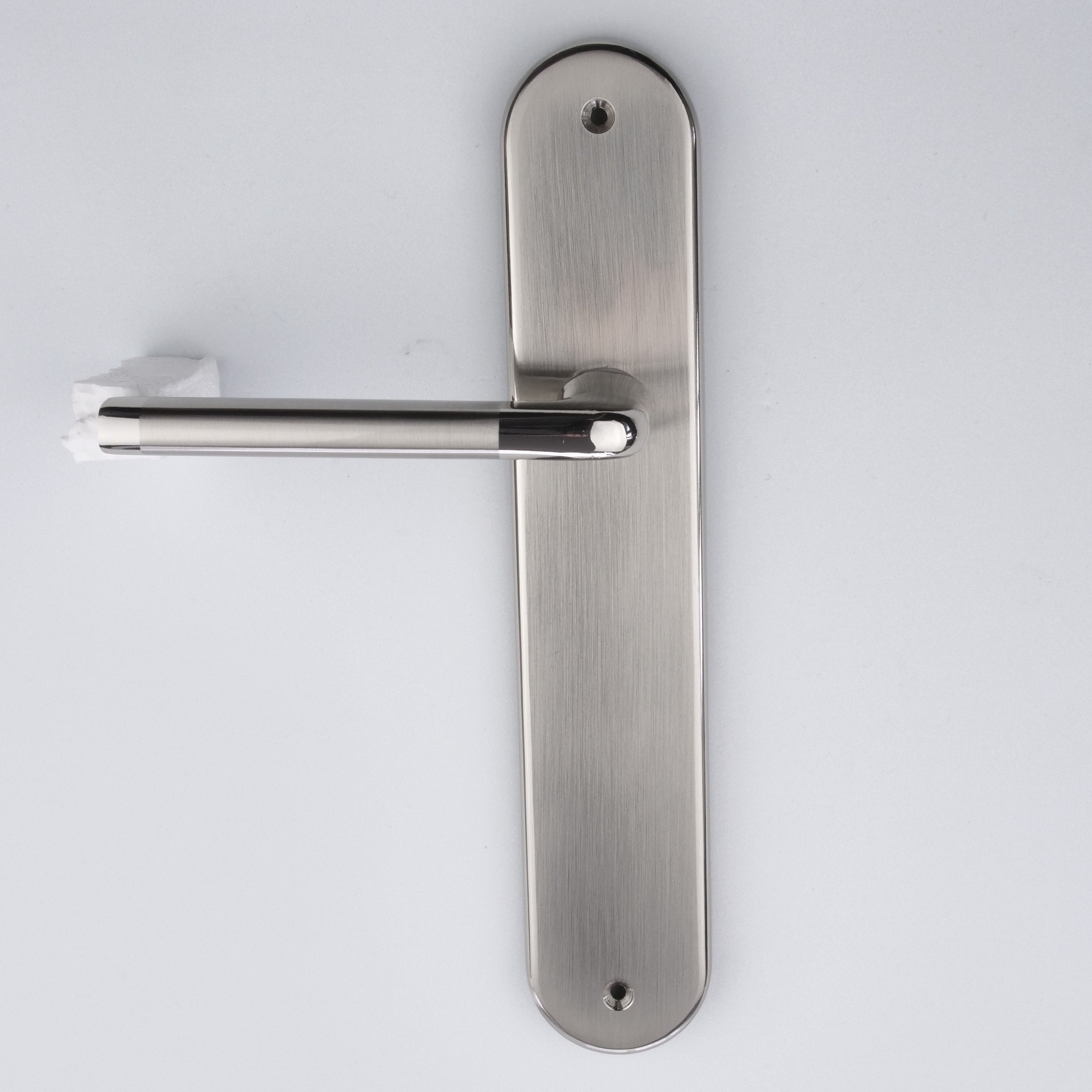 Puxador com placa oval em acabamento bicolor para portas modelo '140' 