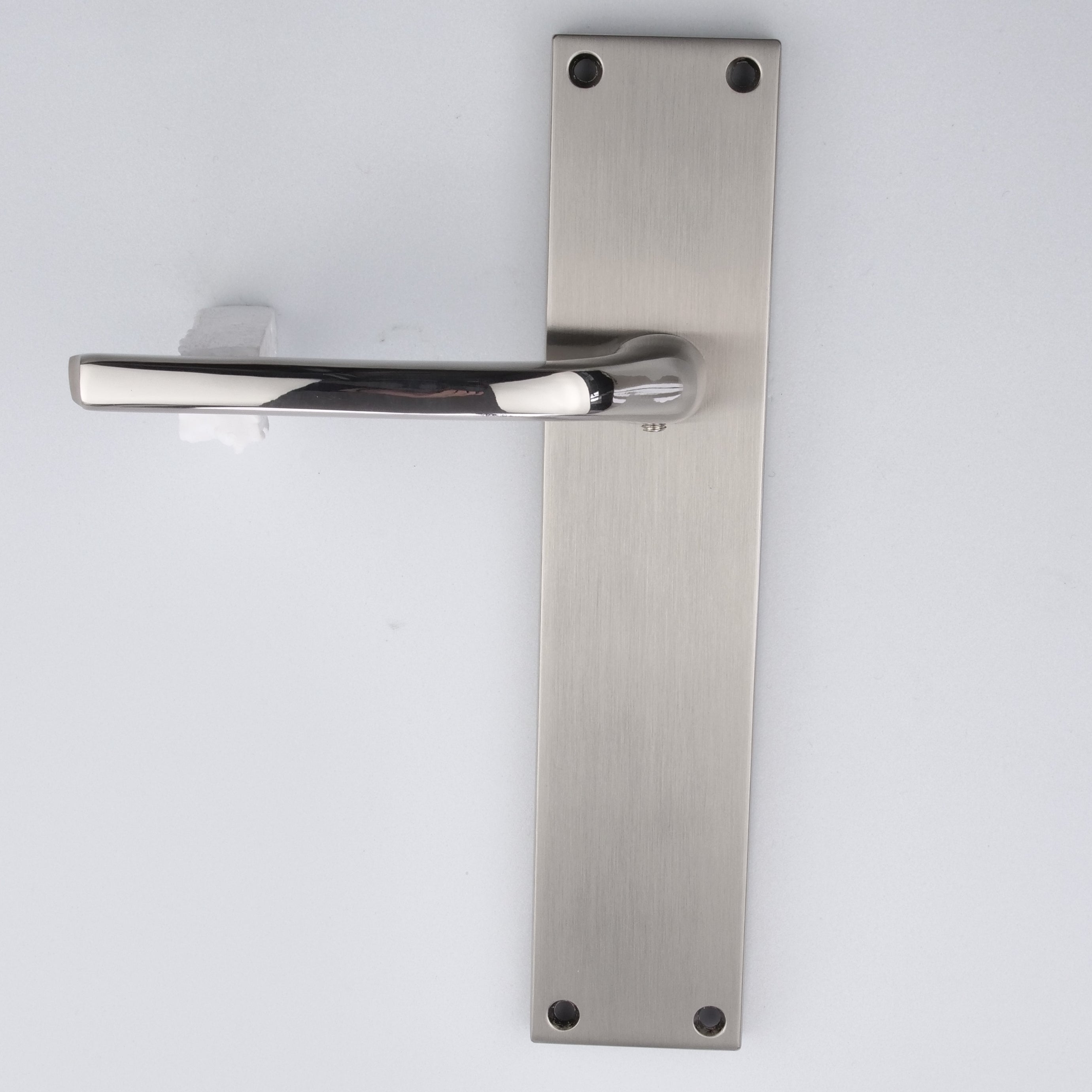 Puxador em Zamak modelo '730' com placa retangular em acabamento níquel combinado para portas 