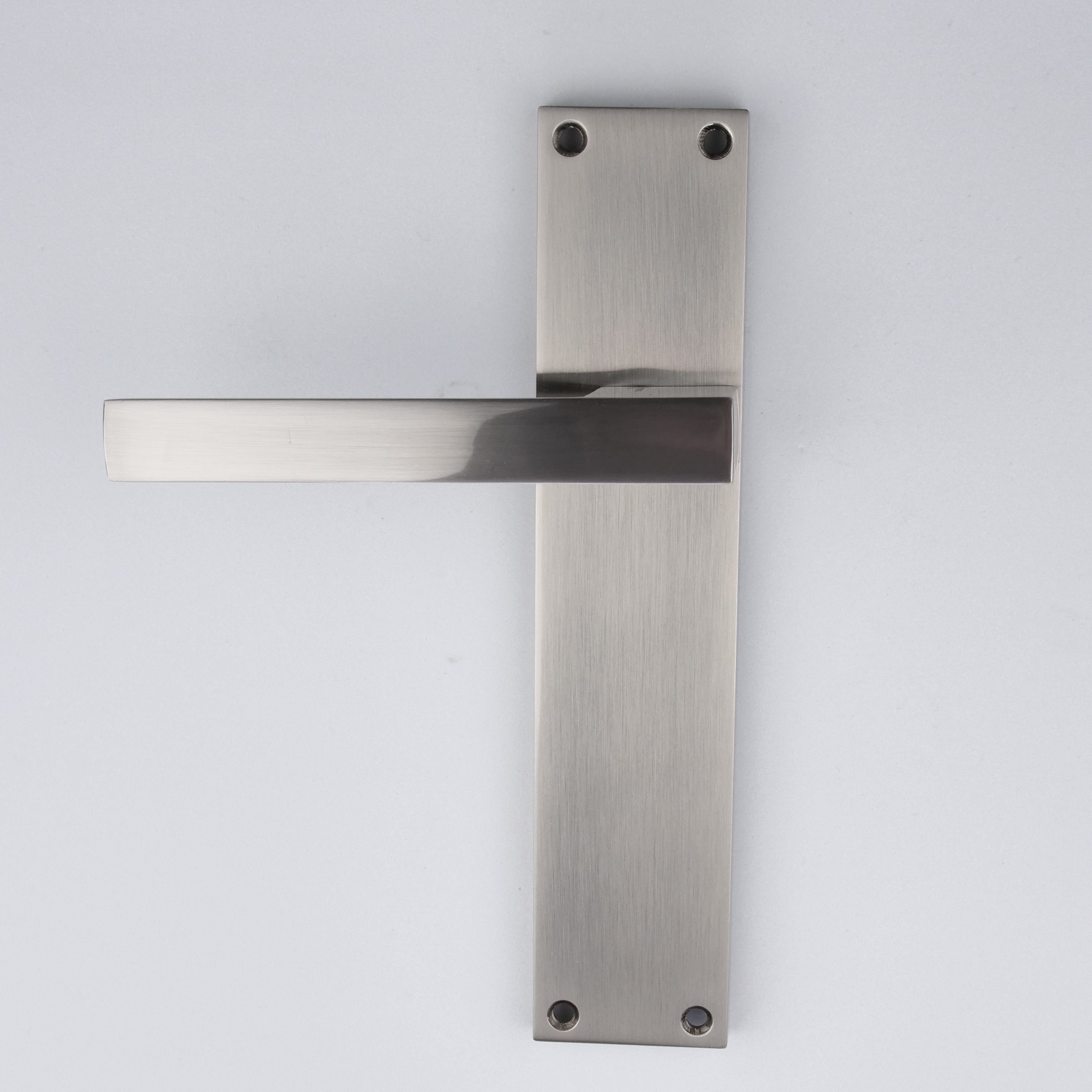 Puxadores modelo '220' com placa retangular em zamak para portas em acabamento níquel acetinado 