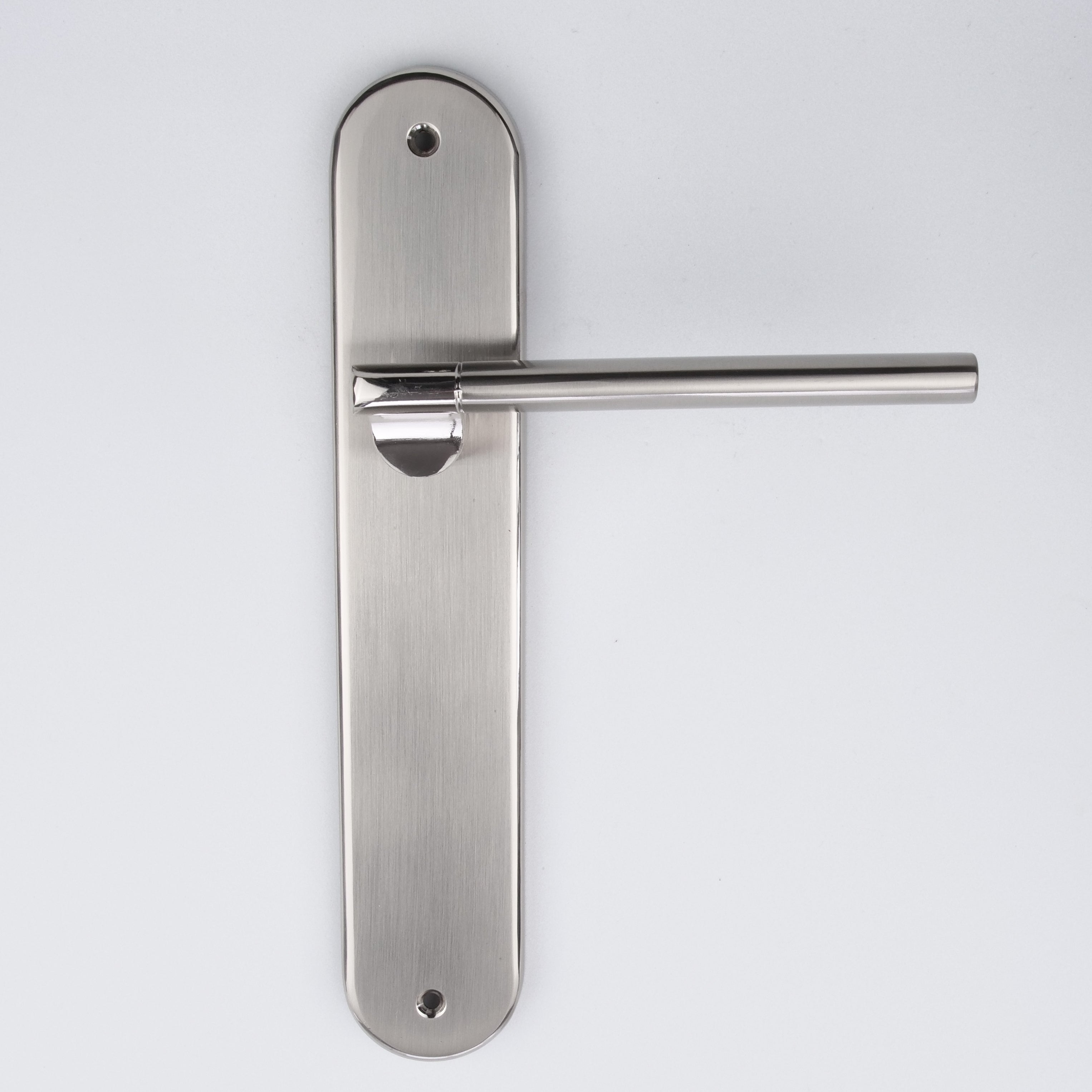 Puxador em Zamak modelo '240' com placa oval acabamento niquelado combinado para portas 