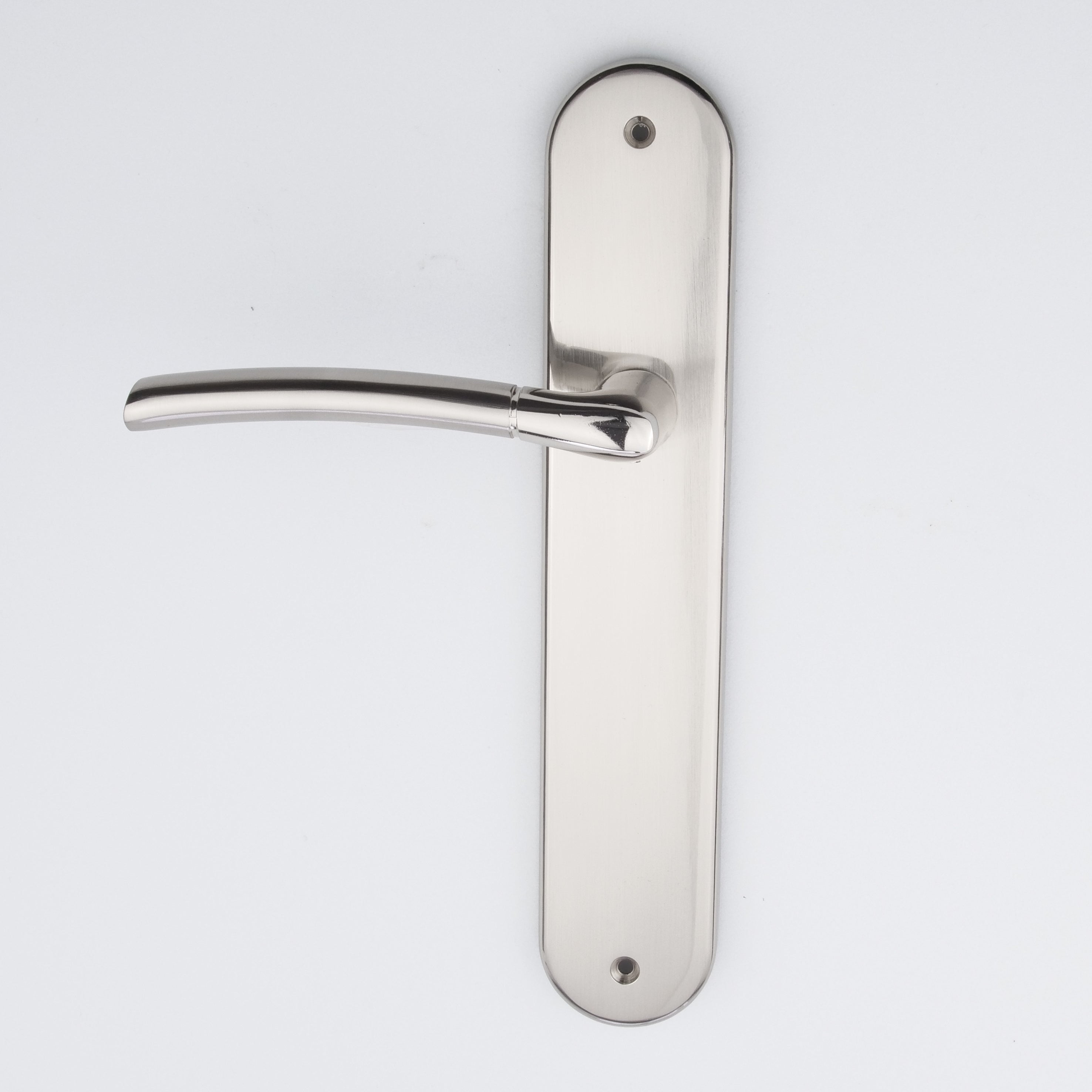 Puxador modelo '430' com placa oval em zamak acabamento níquel combinado para portas