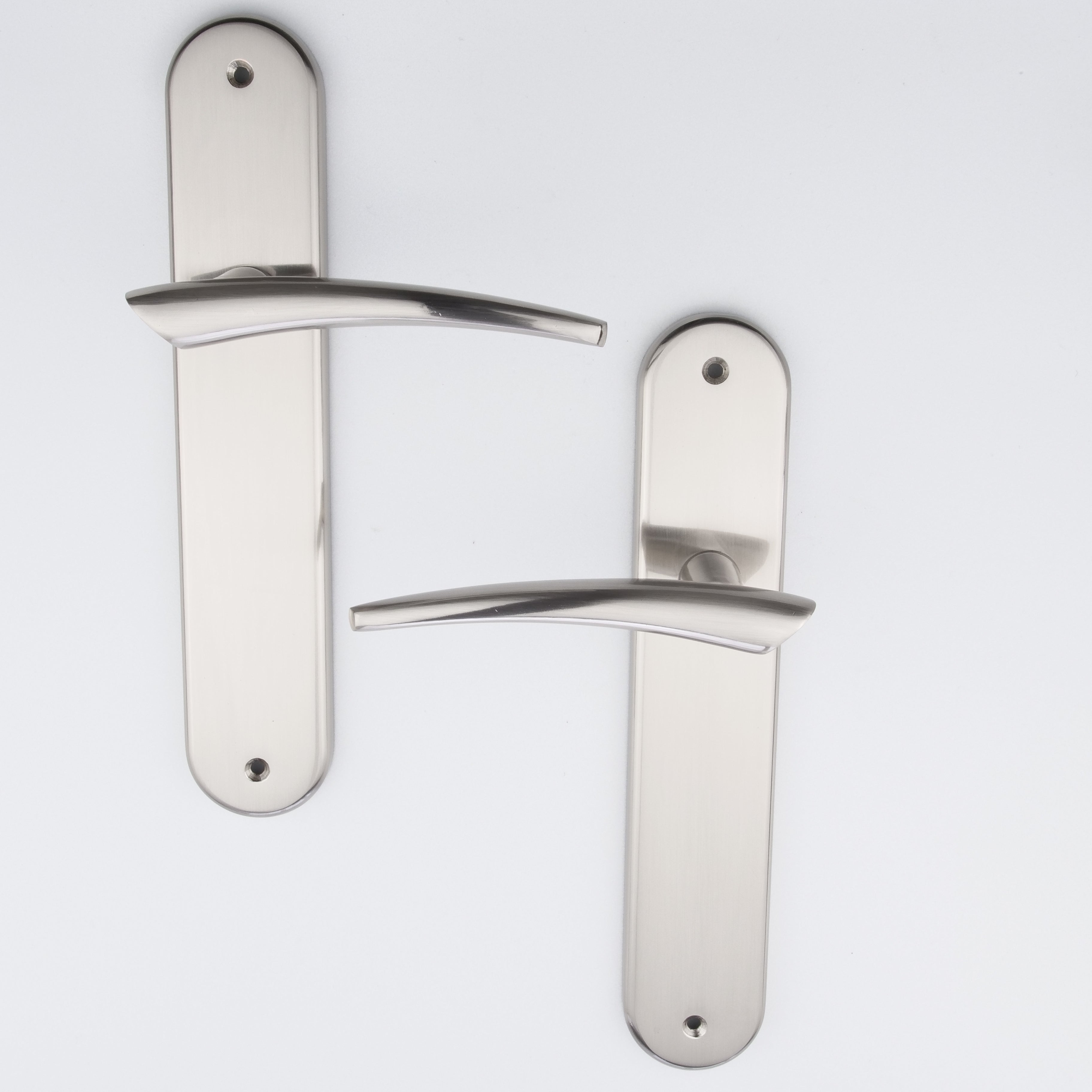 Puxador vanguardista com placa oval em acabamento níquel acetinado para portas modelo '330' 