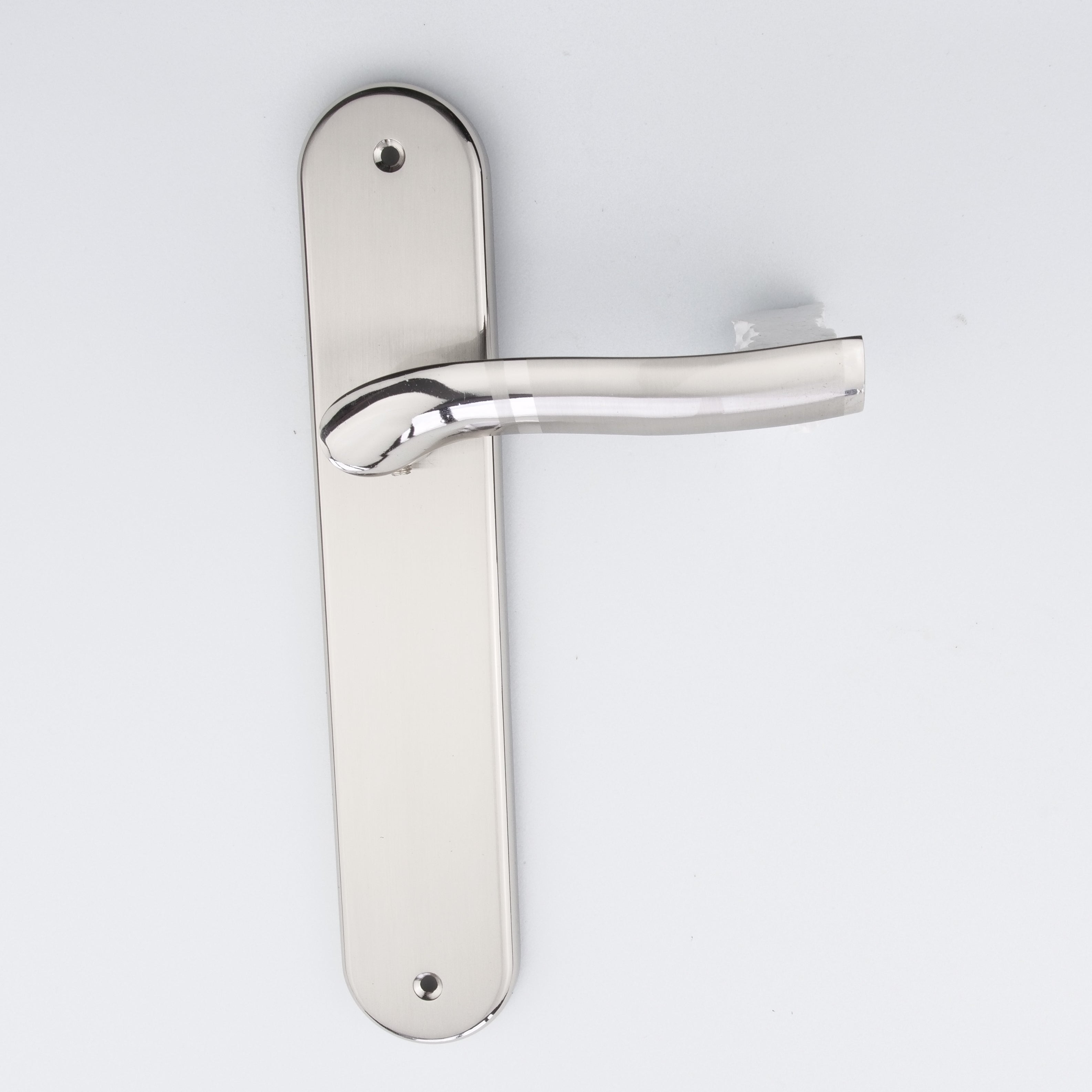 Puxador com placa oval e puxador ondulado bicolor para portas modelo '230' 