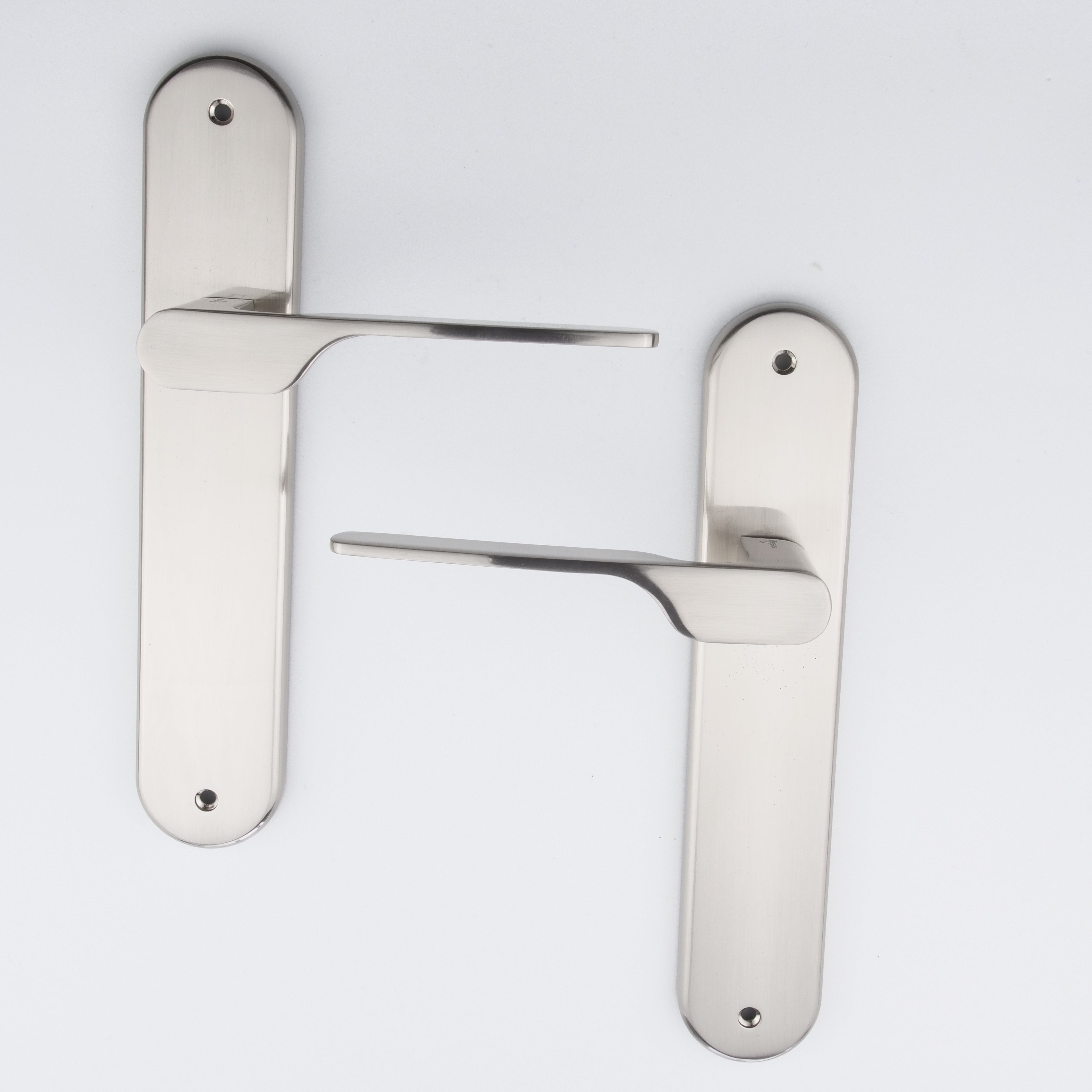 Puxador modelo '640' com placa oval para portas zamak em acabamento níquel acetinado com puxador moderno 