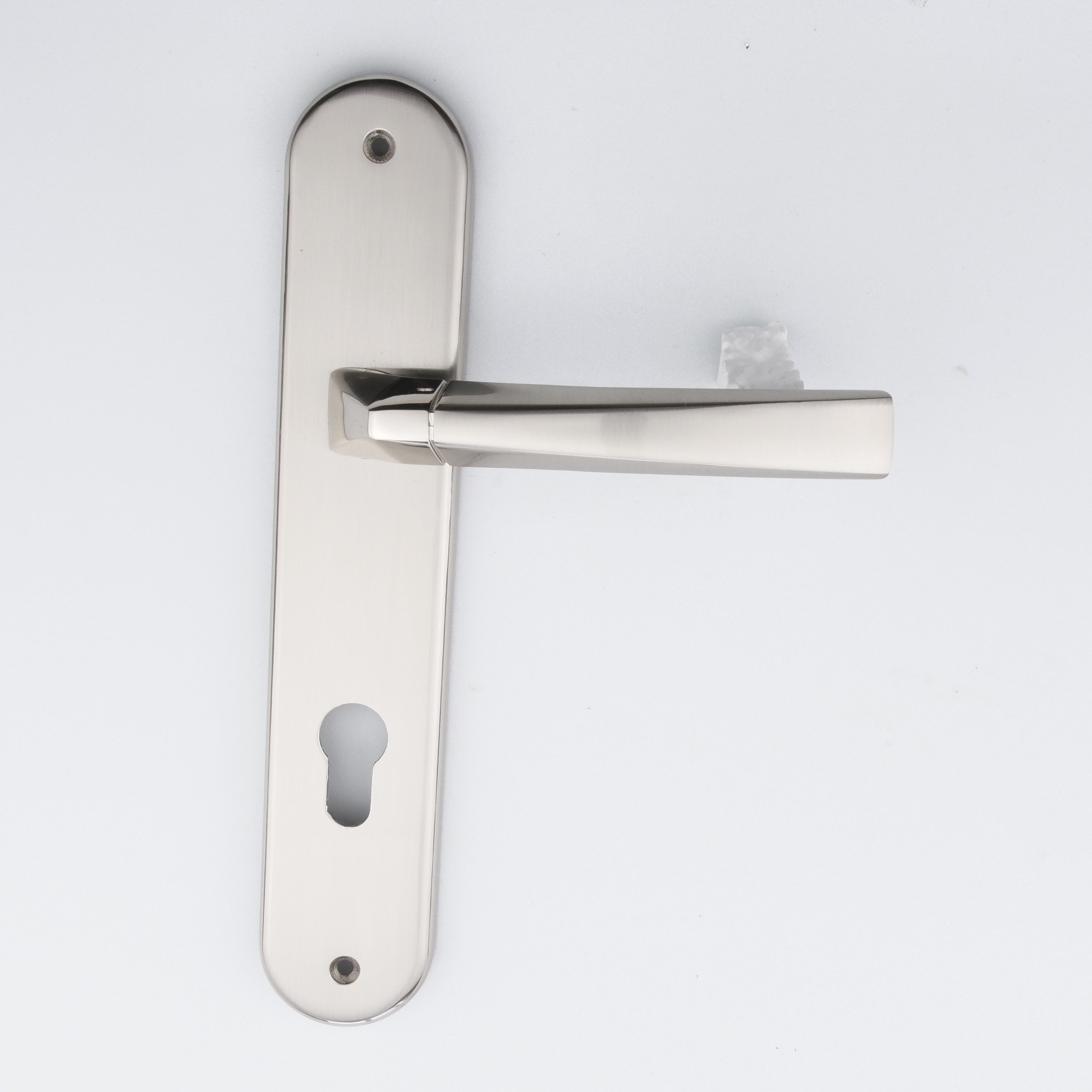 Puxador em Zamak modelo '320' com placa oval em acabamento bicolor para portas 