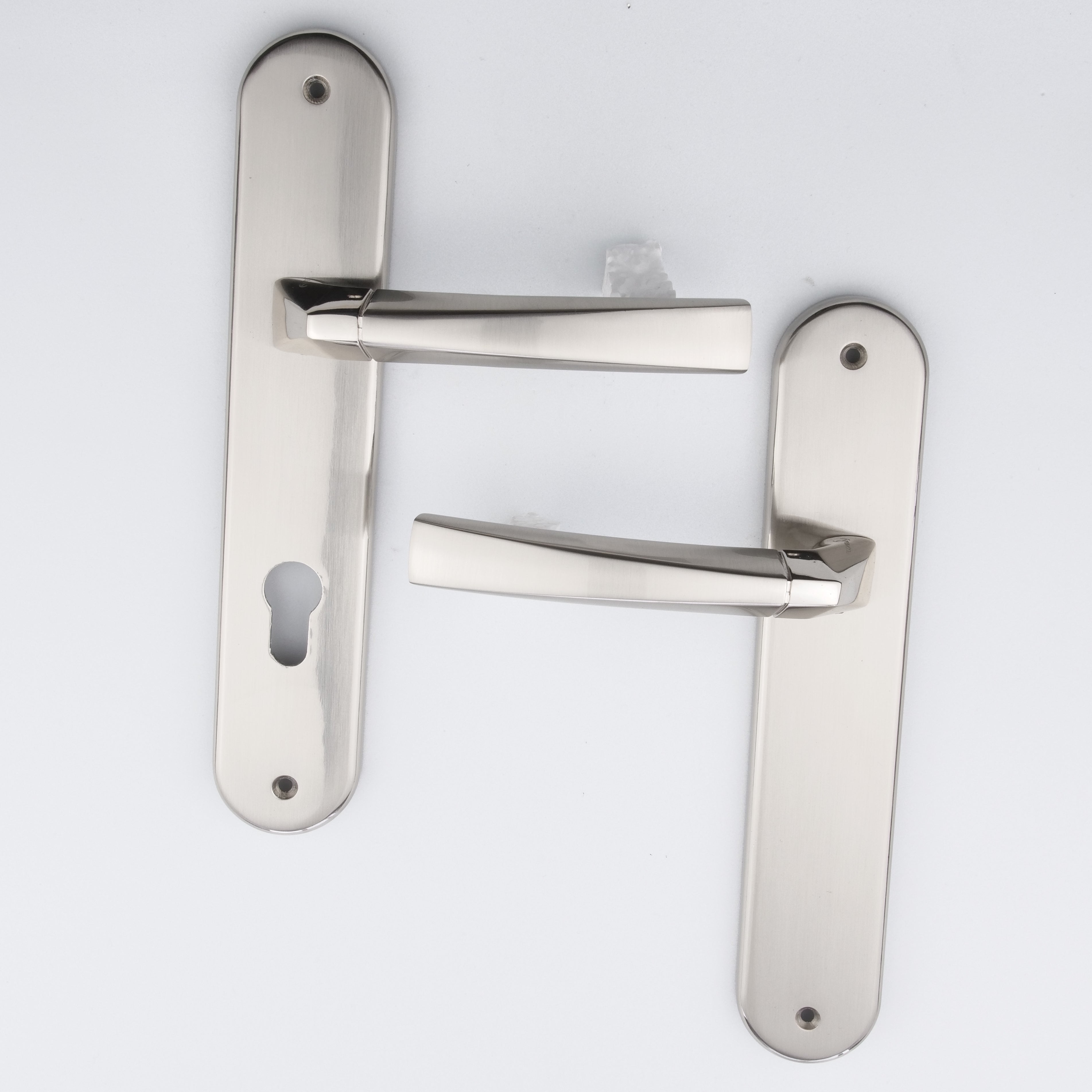 Puxador em Zamak modelo '320' com placa oval em acabamento bicolor para portas 