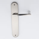 Puxador clássico em alumínio modelo '530' com placa oval em acabamento níquel acetinado para portas 