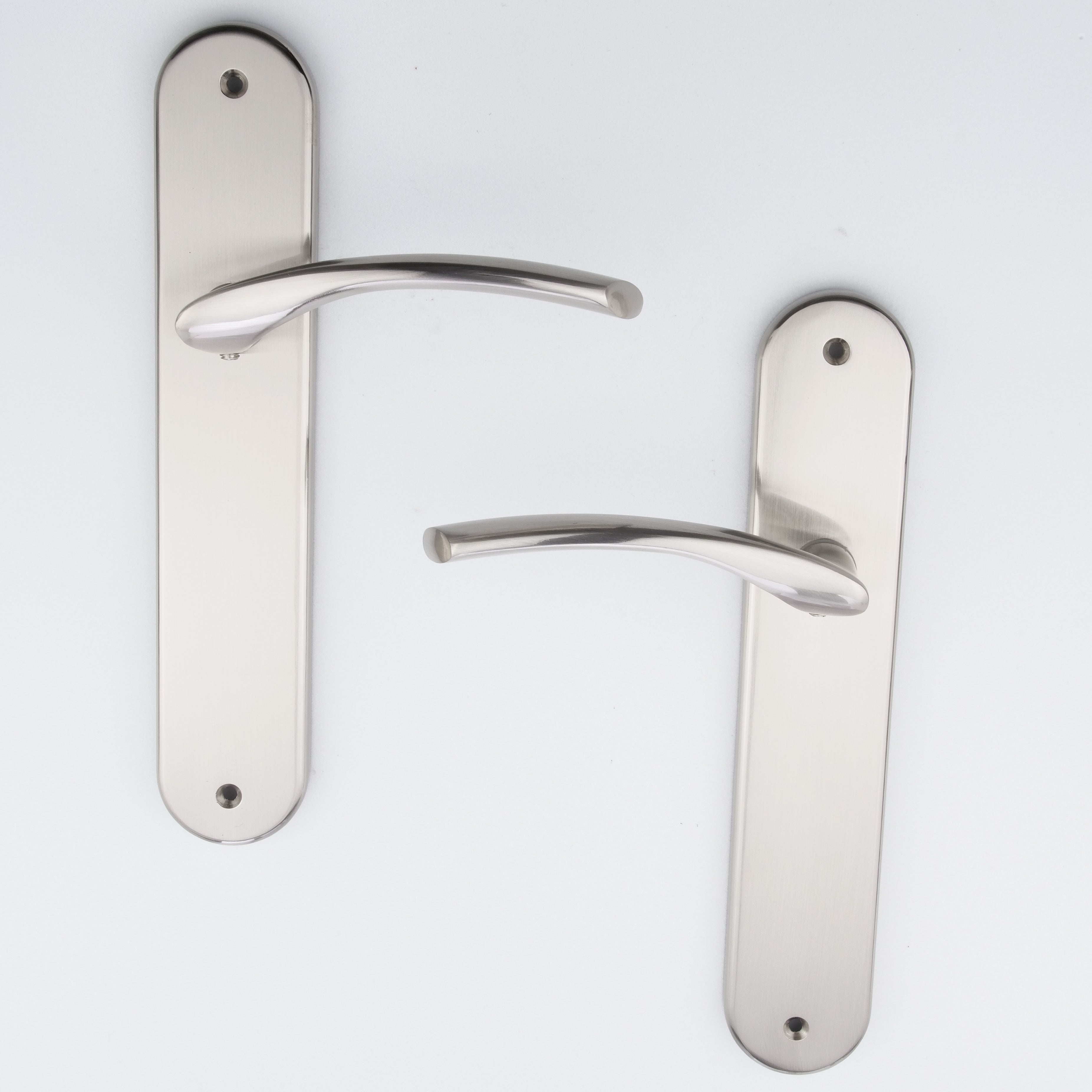 Puxador em Zamak modelo '553' com placa oval em acabamento níquel acetinado para portas 