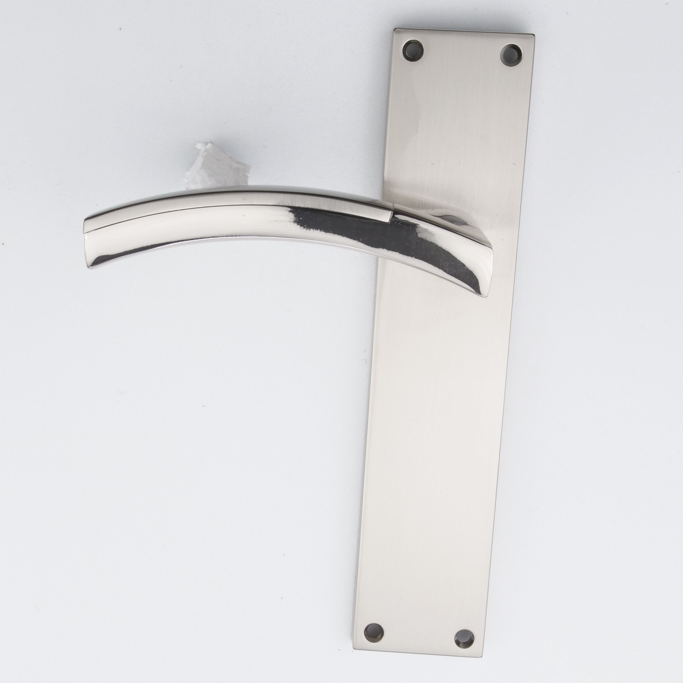 Puxador Zamak modelo '420' em acabamento bicolor com placa retangular para portas 