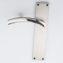 Puxador Zamak modelo '420' em acabamento bicolor com placa retangular para portas 