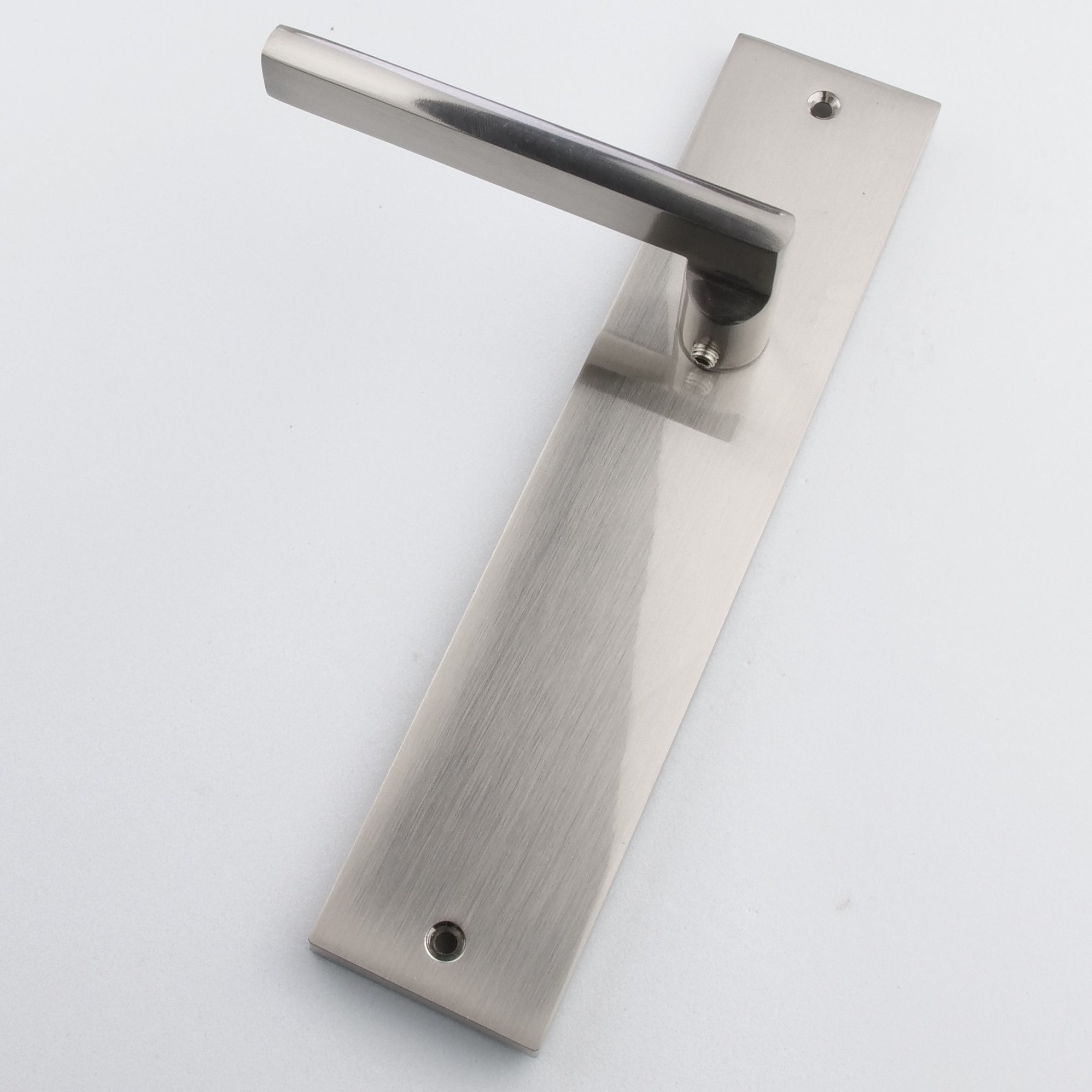 Puxador modelo '530' com placa retangular para portas 
