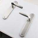 Puxador com placa oval e puxador ondulado bicolor para portas modelo '230' 