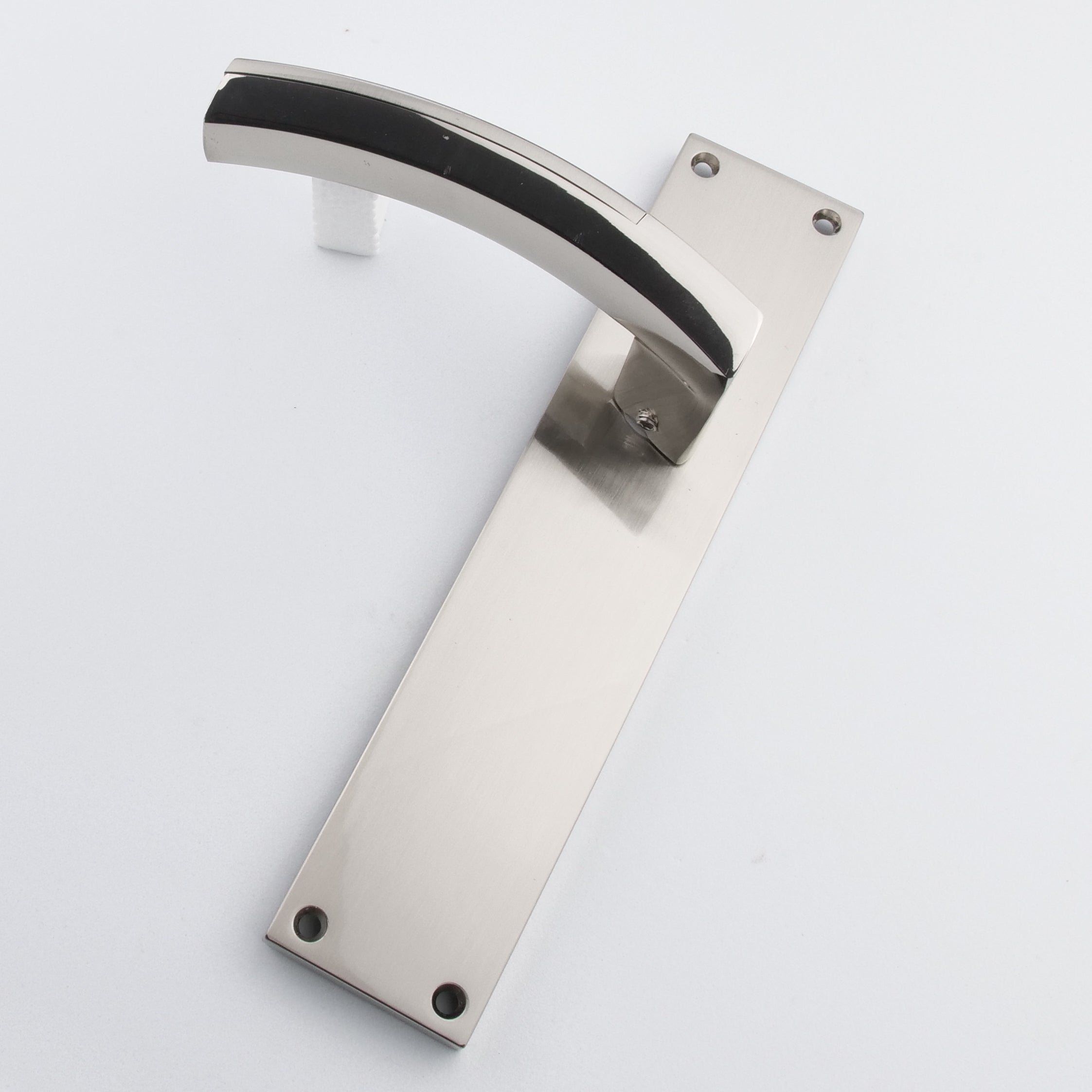 Puxador Zamak modelo '420' em acabamento bicolor com placa retangular para portas 