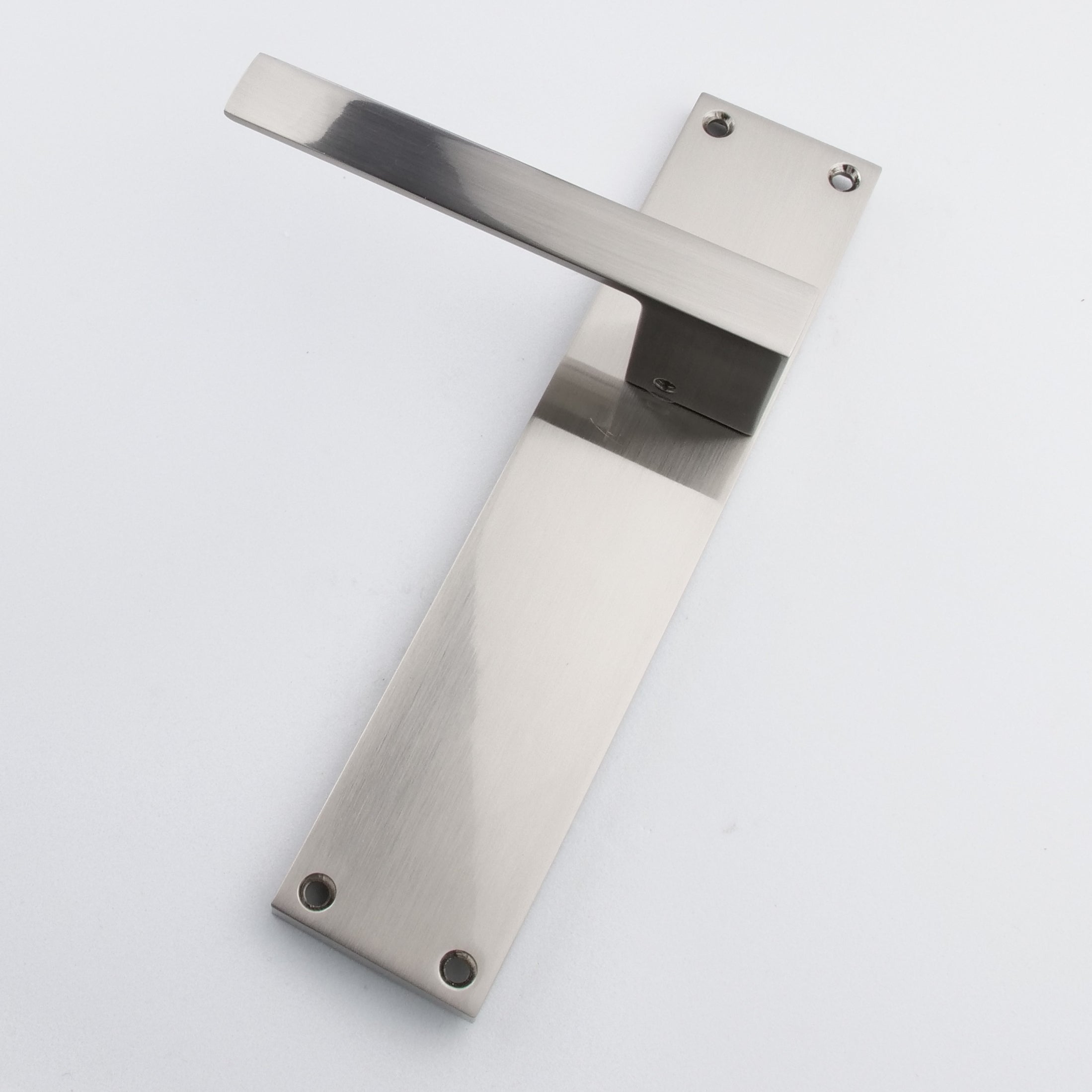 Puxadores modelo '220' com placa retangular em zamak para portas em acabamento níquel acetinado 