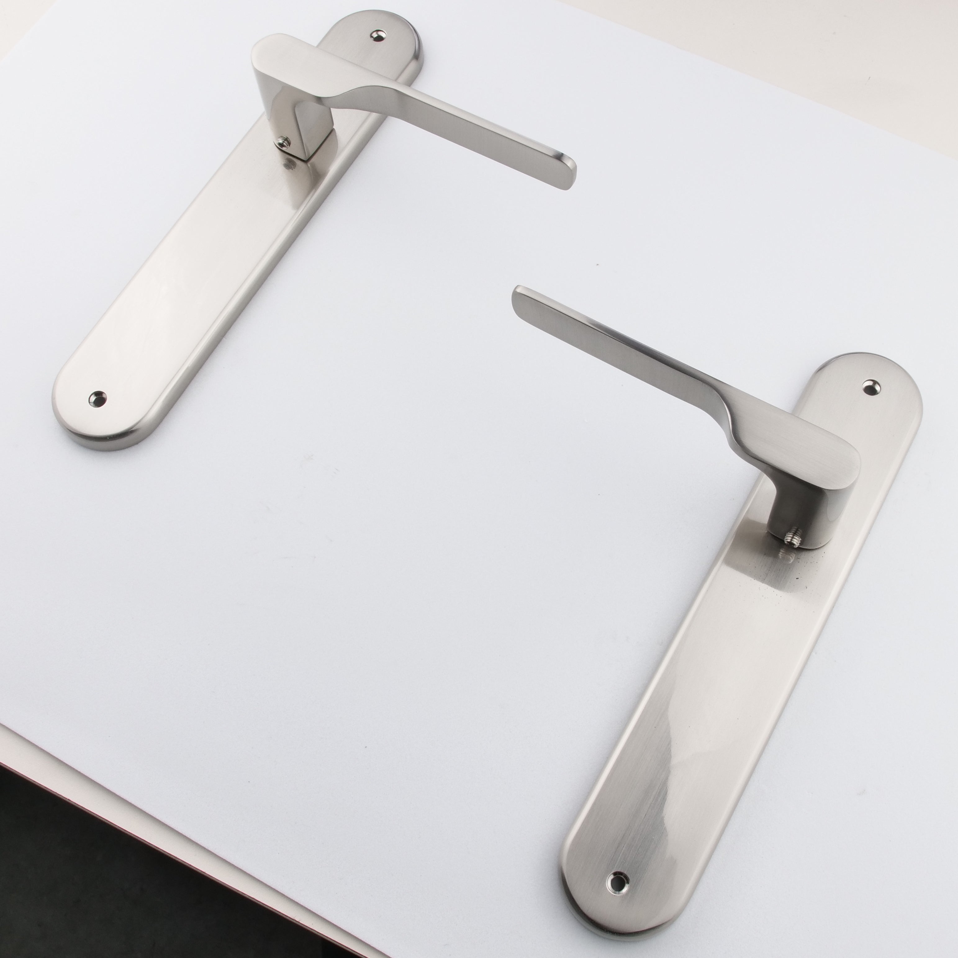 Puxador modelo '640' com placa oval para portas zamak em acabamento níquel acetinado com puxador moderno 