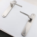 Puxador modelo '640' com placa oval para portas zamak em acabamento níquel acetinado com puxador moderno 
