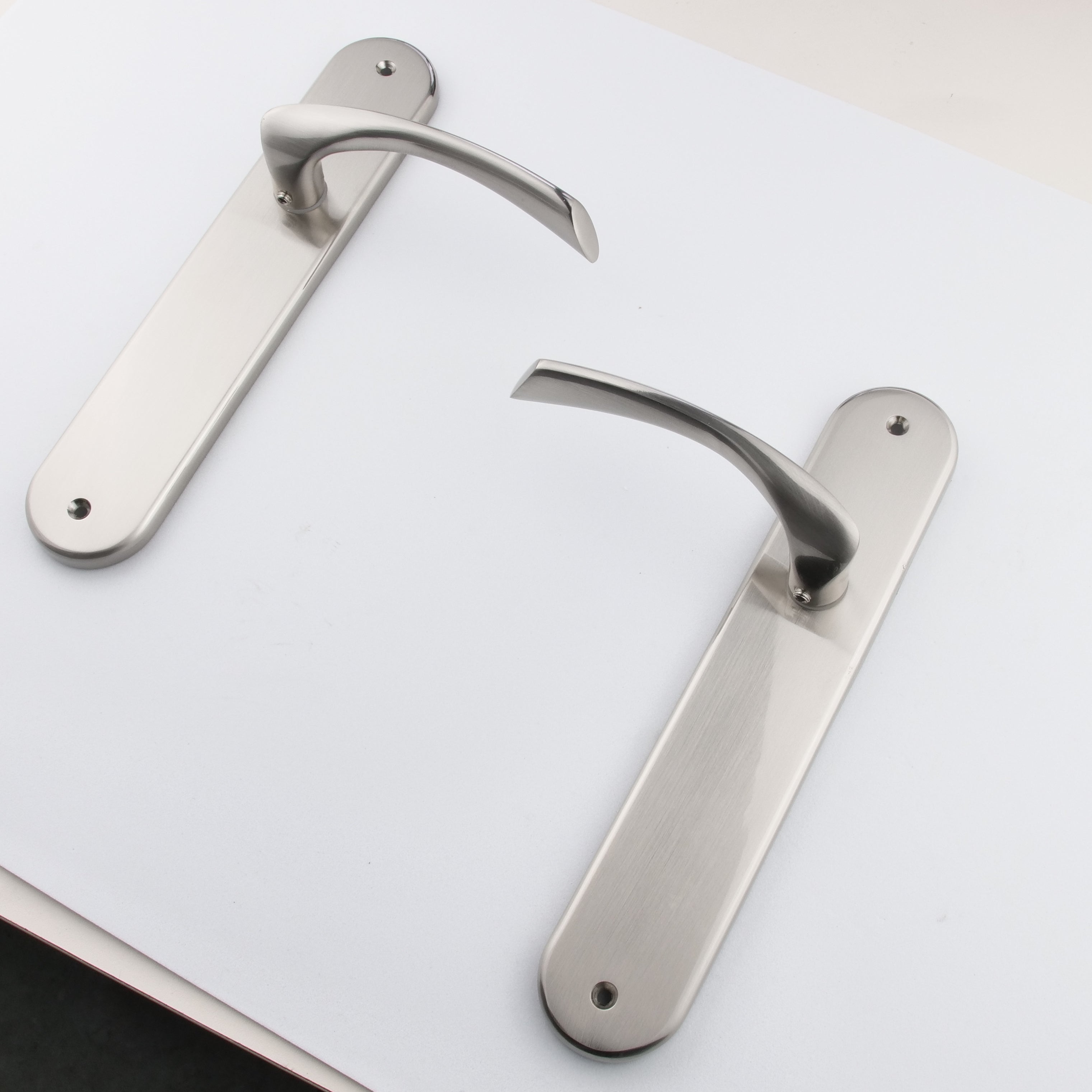 Puxador em Zamak modelo '553' com placa oval em acabamento níquel acetinado para portas 