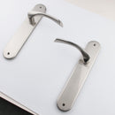 Puxador em Zamak modelo '553' com placa oval em acabamento níquel acetinado para portas 