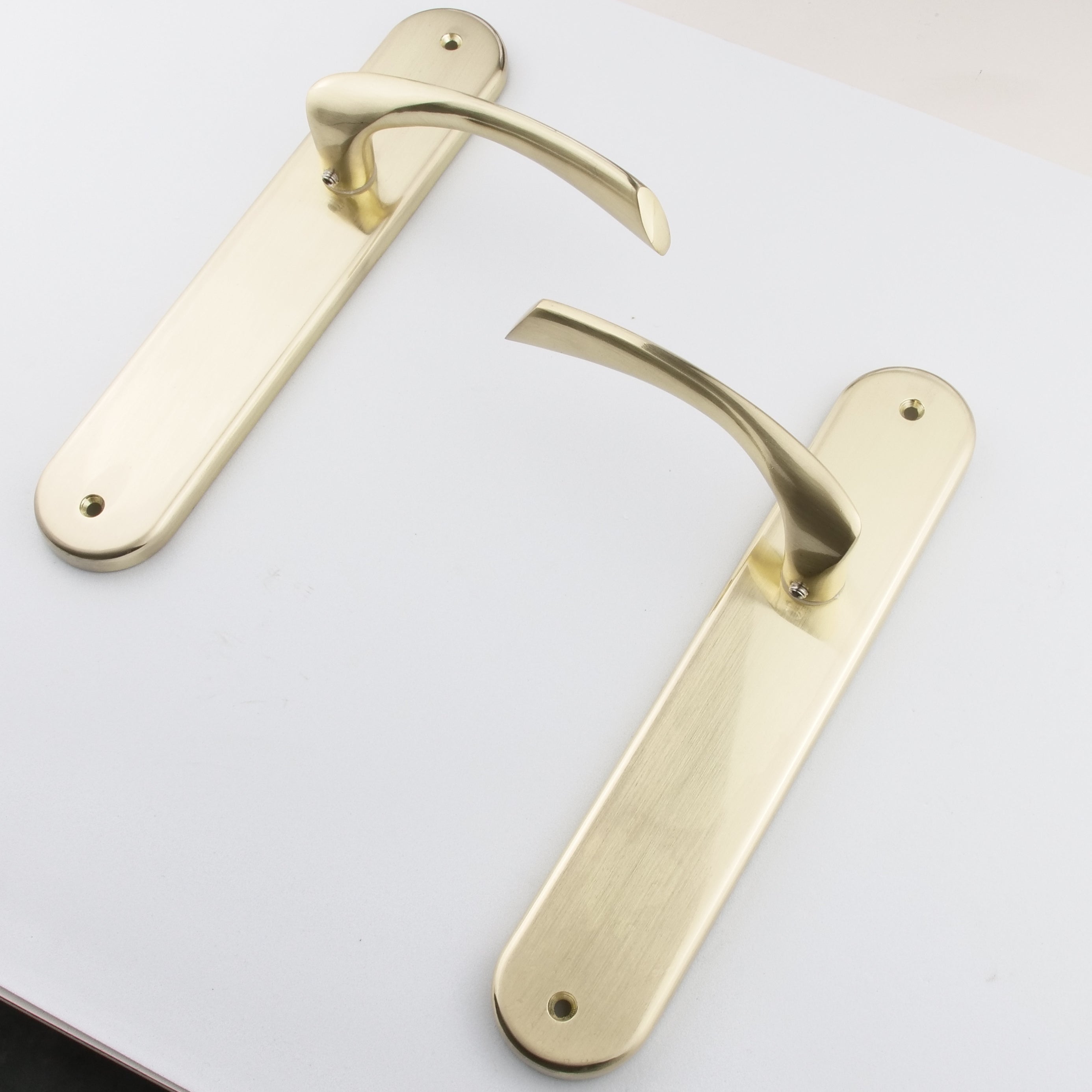 Puxador em Zamak modelo '556' com placa oval em acabamento ouro acetinado para portas 
