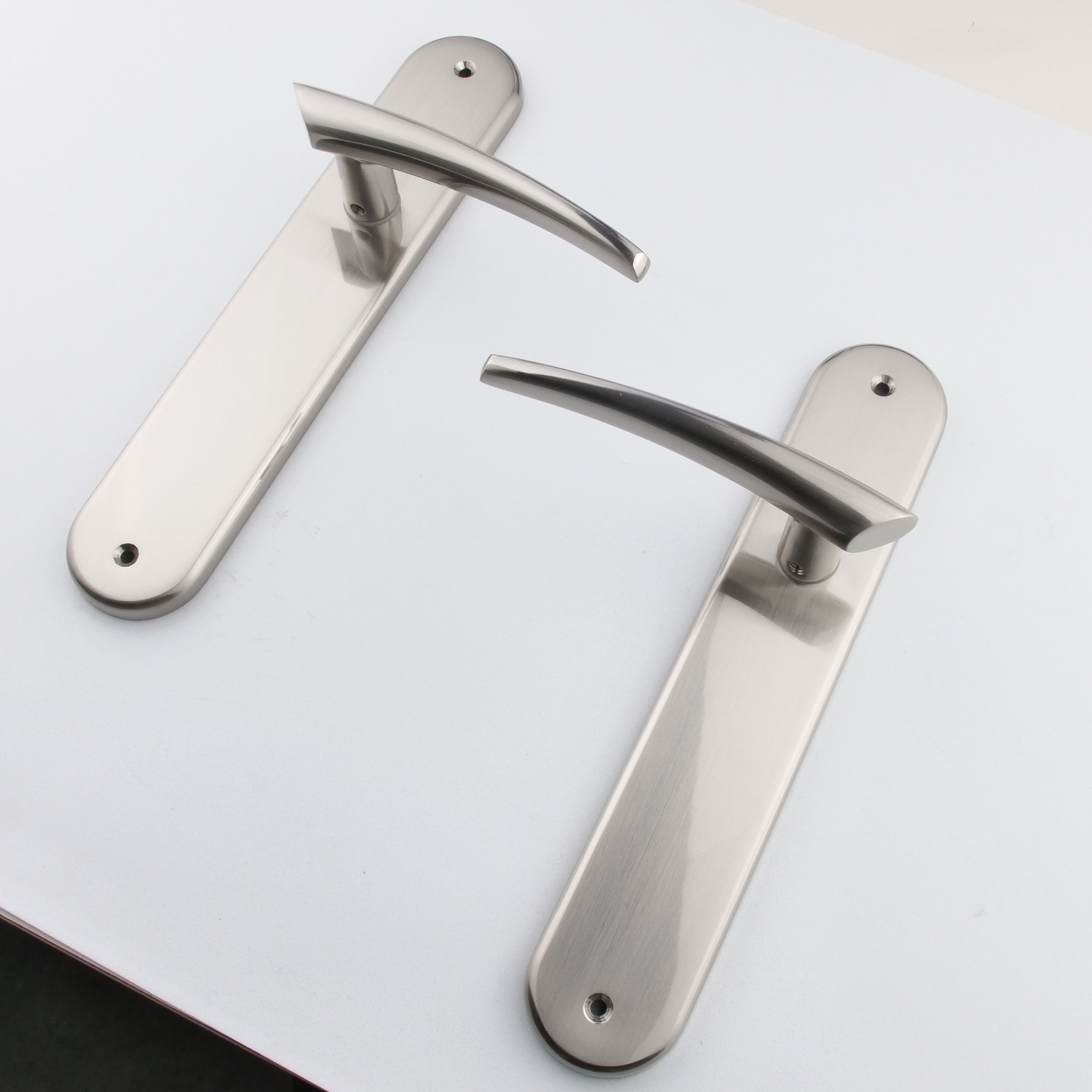 Puxador vanguardista com placa oval em acabamento níquel acetinado para portas modelo '330' 