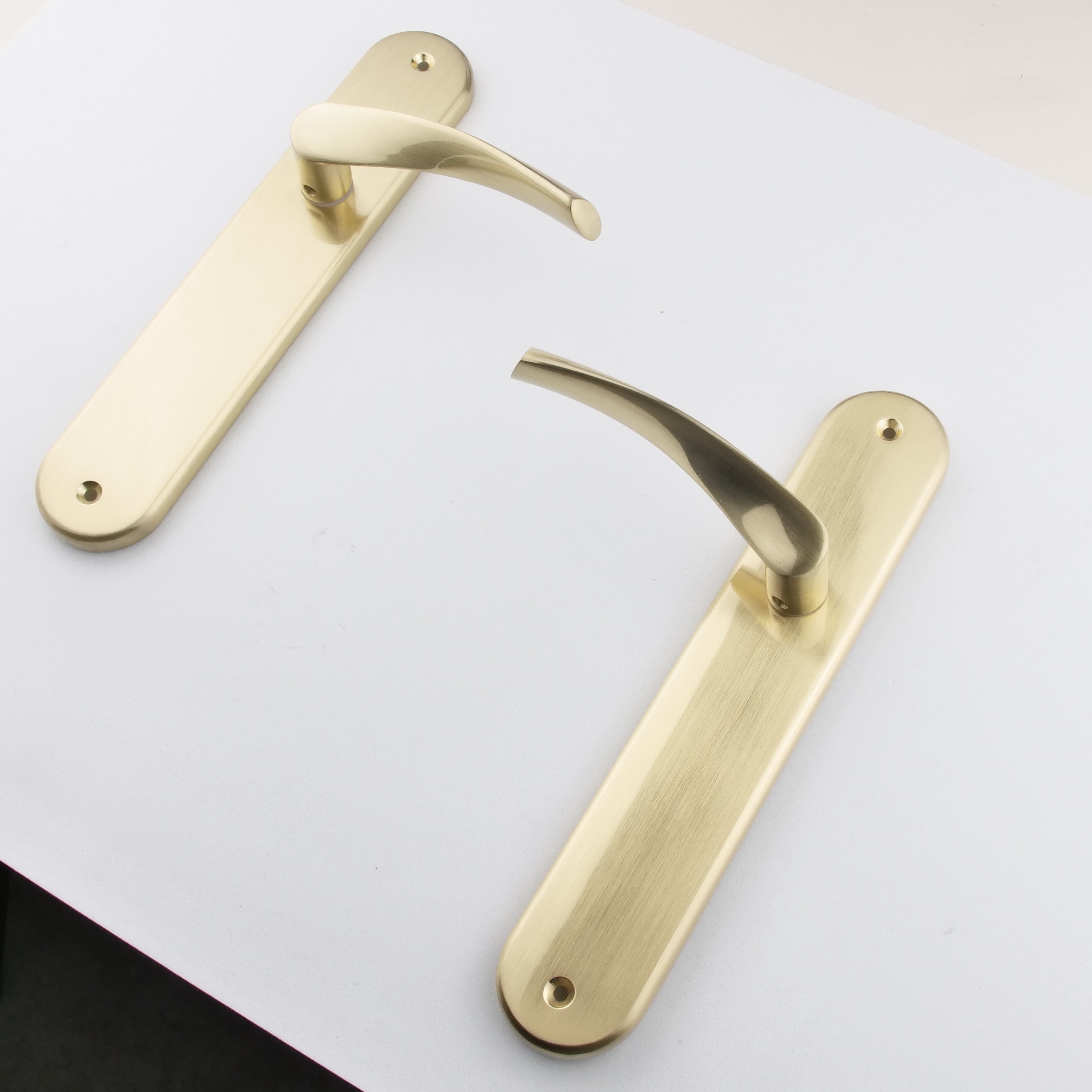 Cabo modelo '136' com placa oval em zamak acabamento ouro acetinado 