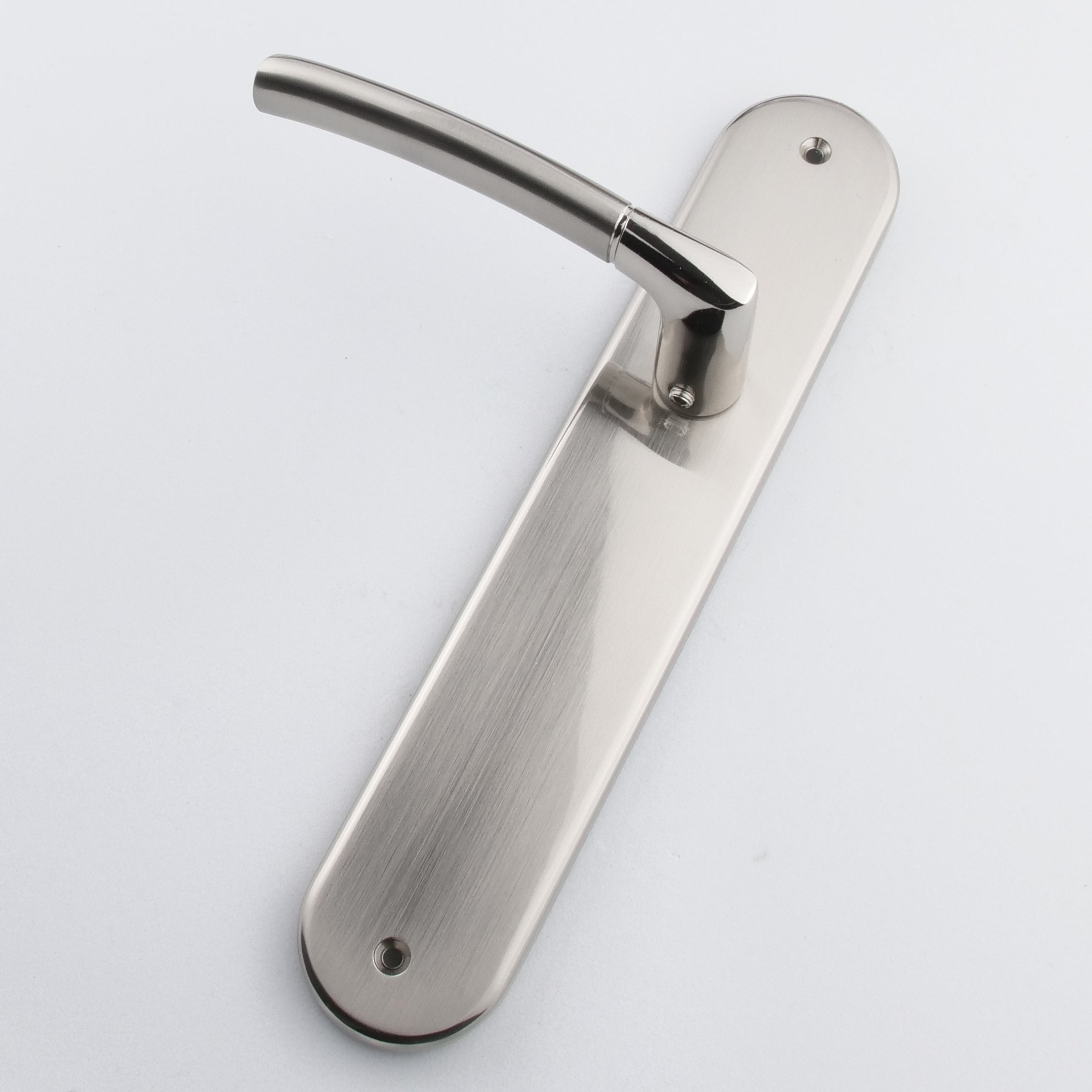 Puxador modelo '430' com placa oval em zamak acabamento níquel combinado para portas