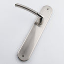 Puxador modelo '430' com placa oval em zamak acabamento níquel combinado para portas