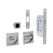 Kit de porta de correr com fechadura e puxador quadrado em acabamento níquel acetinado 