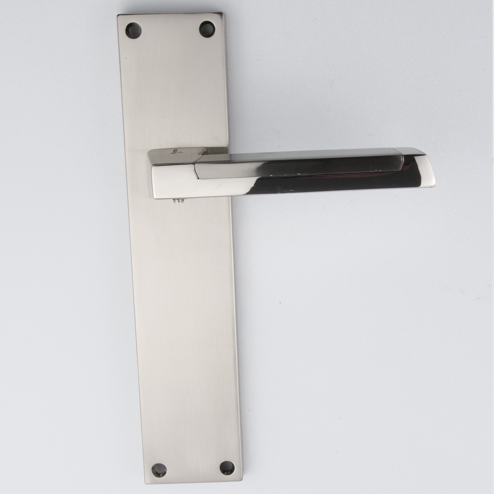 Puxador modelo '620' com placa retangular em zamak bicolor para portas 