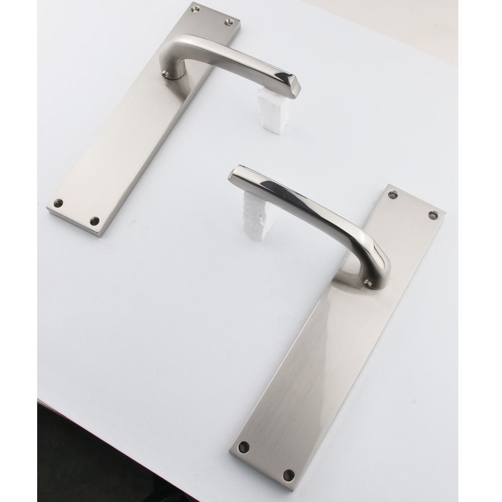 Puxador em Zamak modelo '730' com placa retangular em acabamento níquel combinado para portas 
