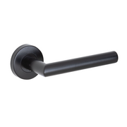 Cabo tubular Morrigan em aço inoxidável com acabamento preto e roseta redonda 