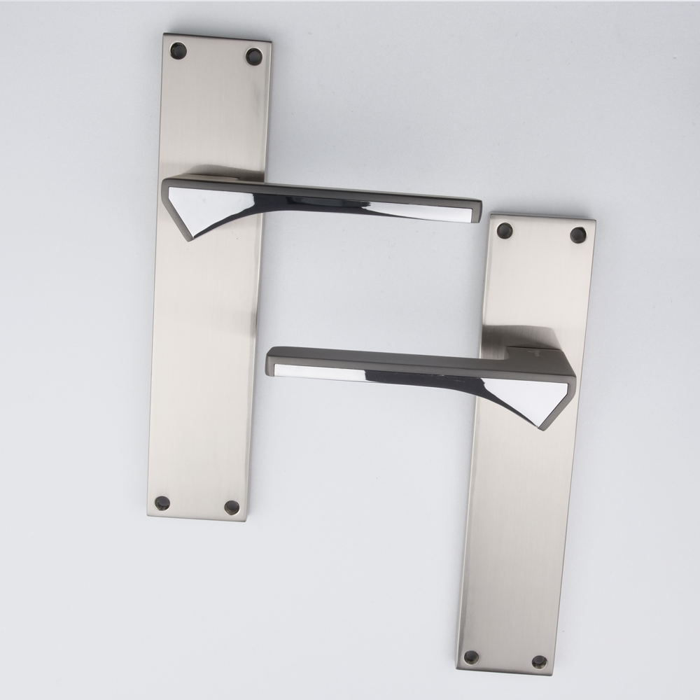 Puxador em Zamak modelo '748' com placa retangular em níquel acetinado e acabamento grafite para portas 