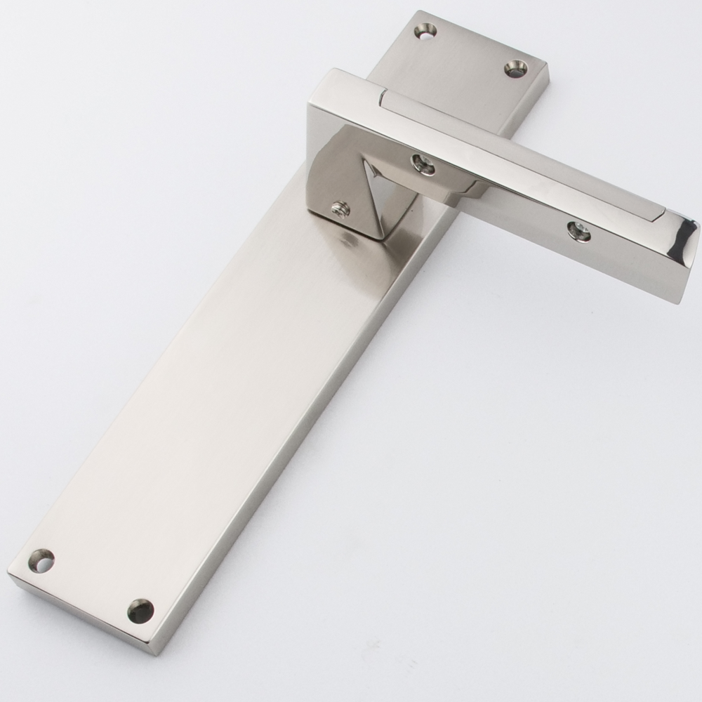 Puxador modelo '620' com placa retangular em zamak bicolor para portas 
