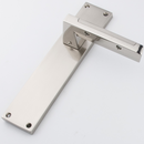 Puxador modelo '620' com placa retangular em zamak bicolor para portas 