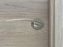 Manilla de zamak con roseta redonda en acabado níquel satinado para puertas de madera clara