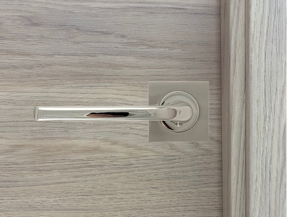 Manilla de zamak con roseta cuadrada acabado bicolor para puertas de madera clara modelo 730