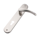 Puxador ondulado modelo '130A' com placa oval de alumínio para portas com acabamento em níquel acetinado 