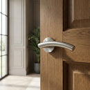 Puxador curvado tubular de aço inoxidável Nix com roseta redonda para portas 