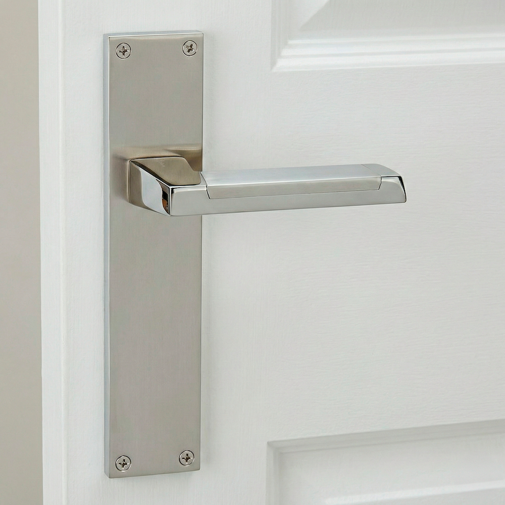 Puxador modelo '620' com placa retangular em zamak bicolor para portas 
