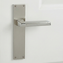 Puxador modelo '620' com placa retangular em zamak bicolor para portas 